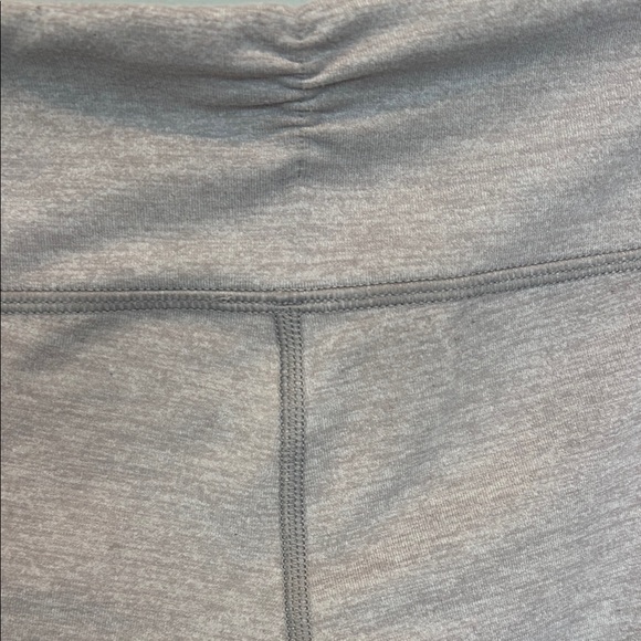 Lululemon Athletica Gray Leggings with Mid-Calf Length - Picture 3 of 7